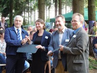 Bürgermeister Halbe und Fuhrmann übergeben den 'Stab' an die Projektmitarbeiter Rousseau und Haupt. Foto: Riedesel