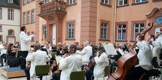 Die Philharmonie Südwestfalen gestaltet das Schlosshof-Open-Air 2014 in Bad Berleburg (Foto: Daniela Schmidt) Die Philharmonie Südwestfalen gestaltet das Schlosshof-Open-Air 2014 in Bad Berleburg (Foto: Daniela Schmidt)