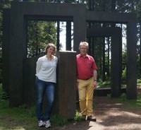 Die Projektmitarbeiter bei der Skulptur 'Kein leichtes Spiel'. Foto: Rousseau