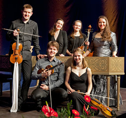 Schlosskonzert auf Schloss Berleburg mit Ensemble Concerto +14 - 'Favola in Musica' (Foto: Theodoro da Silva) Schlosskonzert auf Schloss Berleburg mit Ensemble Concerto +14 - 'Favola in Musica' (Foto: Theodoro da Silva)