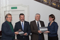 Christoph Haupt, Bürgermeister Bernd Fuhrmann (Bad Berleburg), Bürgermeister Bernhard Halbe (Schmallenberg) und Nadine Rousseau